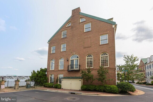 Building Photo - 700 Kahn Pl
