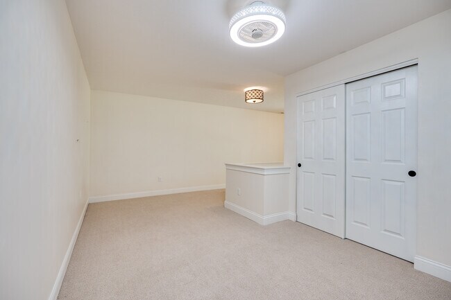 Building Photo - 208 Pointe Oakwood Way