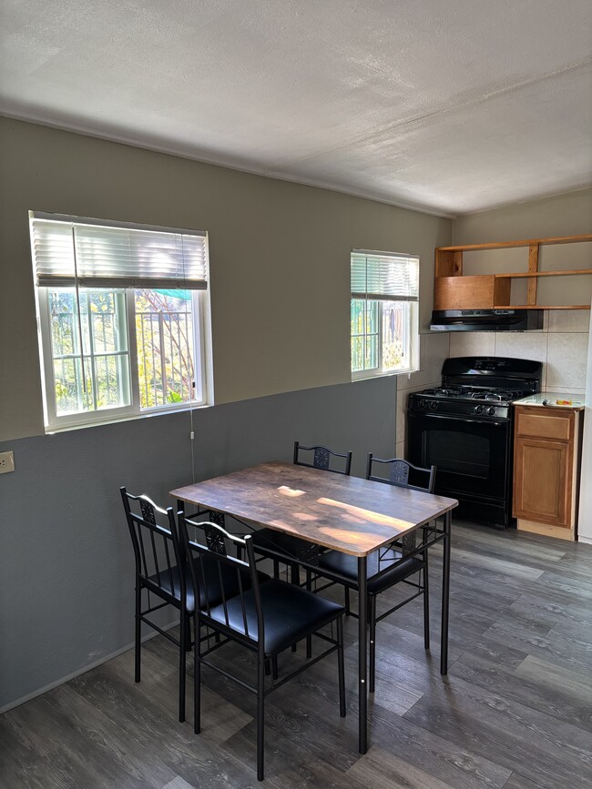 table w/4 chairs - 8113 Laguna Brook Way