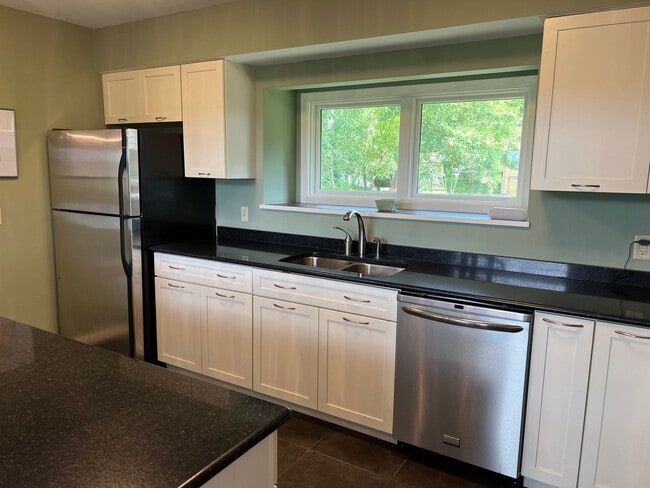Building Photo - Beautiful Furnished Marsh Front Home - 6 mo Lease Term