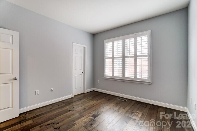 Building Photo - 400 Clarice Ave