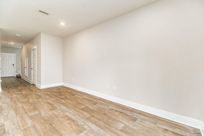 Building Photo - 1528 Farragut Way