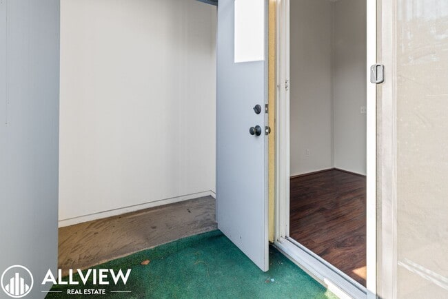 Building Photo - Rare 2 Bed 2.5 Bath Available Now!!
