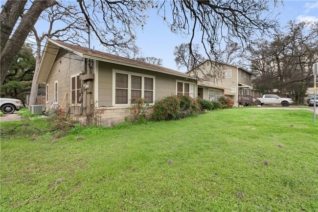 Building Photo - Duplex 11 Bedrooms 6 Baths Available August 2025