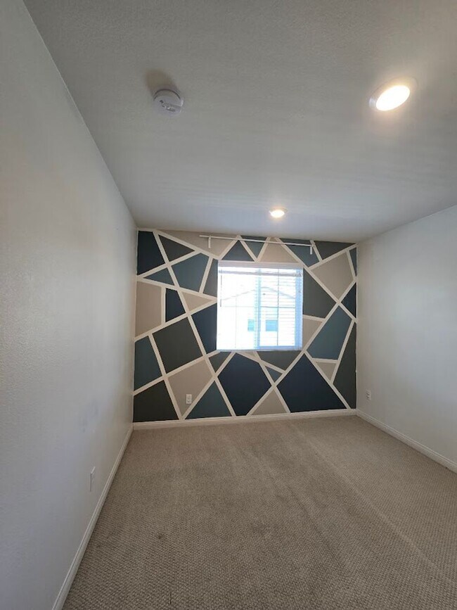 Building Photo - 3-Bedroom Home in Gated Community with Mod...