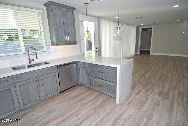 Building Photo - 8541 E Catalina Dr