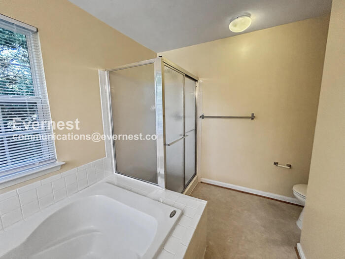 Building Photo - 8 Sarrington Ct