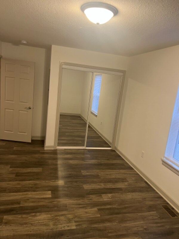 Building Photo - 455 Stewart Ct