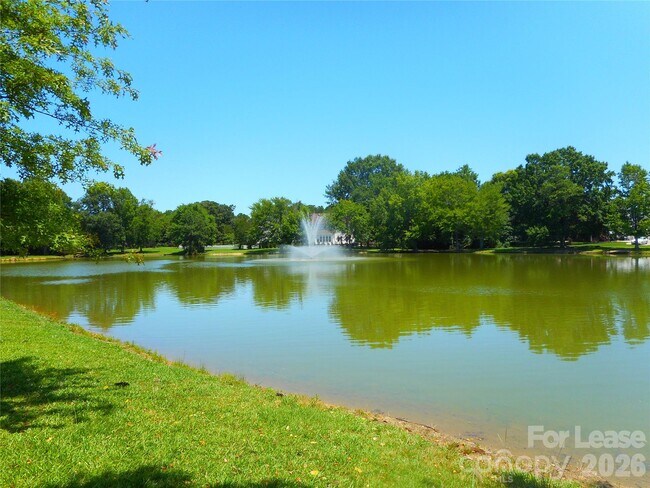 Building Photo - 1018 Fountainbrook Dr