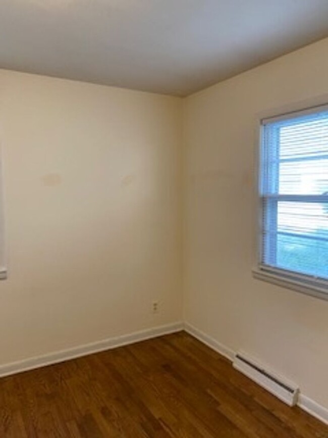 Building Photo - 3 Bed, 1 1/2 Bath, 1 Car Garage, Fenced Yard!
