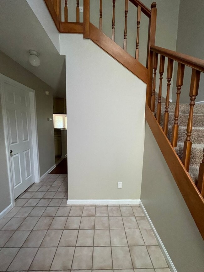 Building Photo - Briarwood West/NEW KITCHEN COUNTERTOPS!  D...