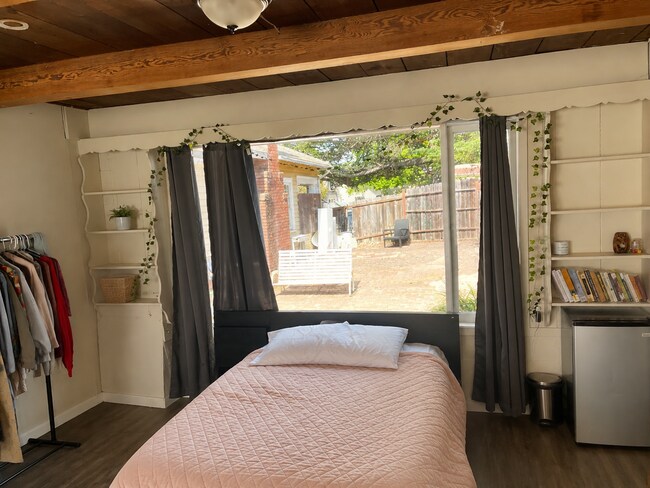 Building Photo - Available 6/25. Large 5 bed house, 5-minute walk to Cal Poly. 0.2 miles to campus, parking includ...