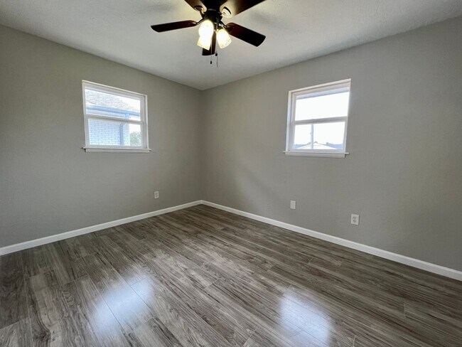 Building Photo - 4817 NW Pollard- AVAILABLE NOW!