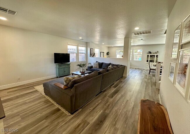 Building Photo - 11057 Village Ridge Ln