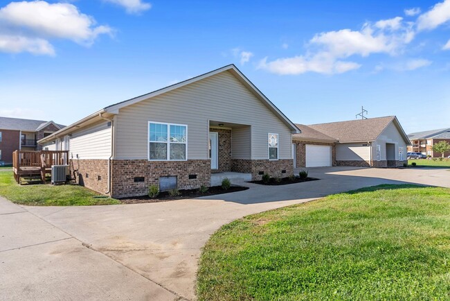 Building Photo - 579 Regency Cir