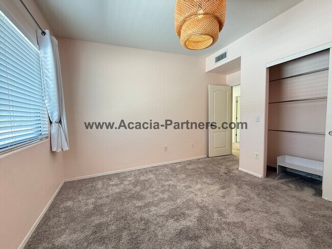Building Photo - Spacious Three Bedroom Home