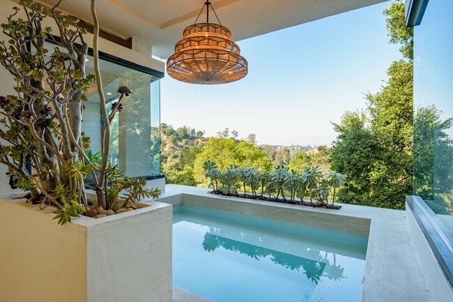 Building Photo - 8896 Lookout Mountain Ave