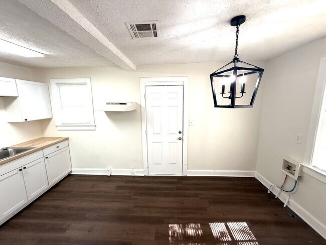 Building Photo - ** 2 bed 1 bath located in South Fairview ** Call 334-366-9198 to schedule a self tour