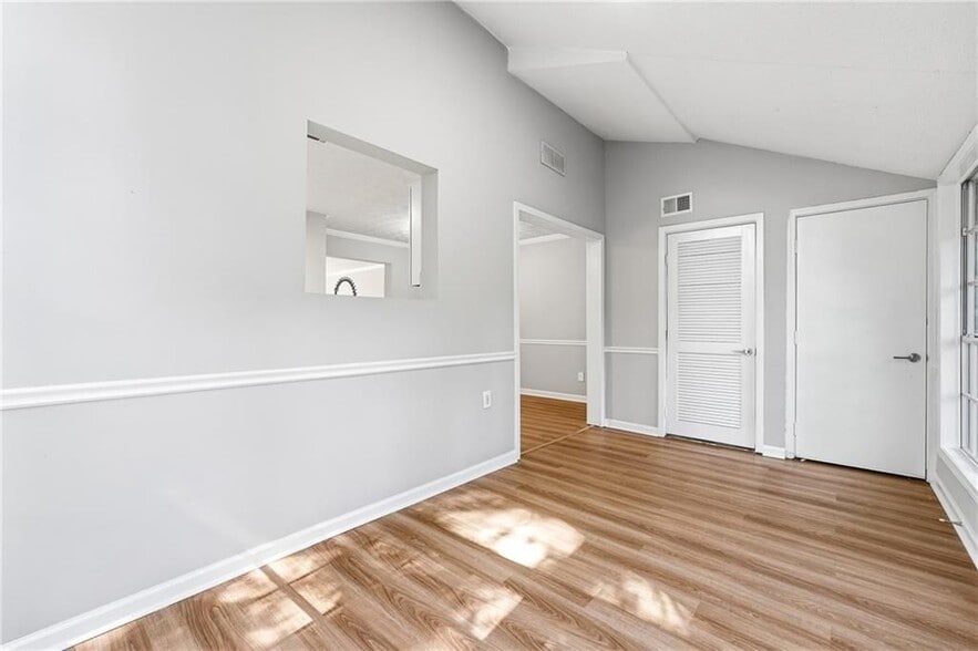 Building Photo - 5651 Wells Cir