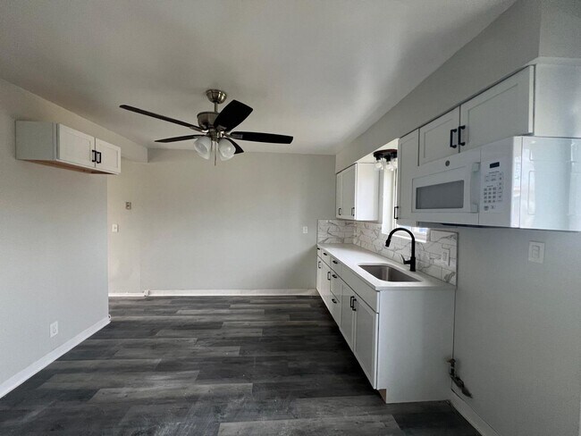 Building Photo - 5970 Glenway Dr