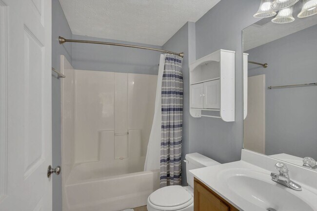 Building Photo - Southern Edge Condo Just Steps from Campus