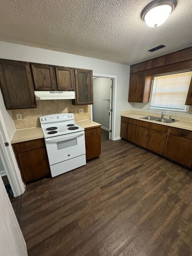 Building Photo - 3-Bedroom, 1.5-bathroom Brick Home with Garage ***RENT SPECIAL: FIRST MONTH FREE RENT!!!***