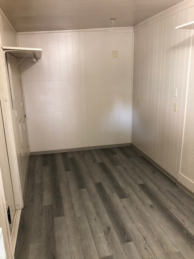 Building Photo - Newly Renovated Trailer at The Oak Creek Complex in McMinnville