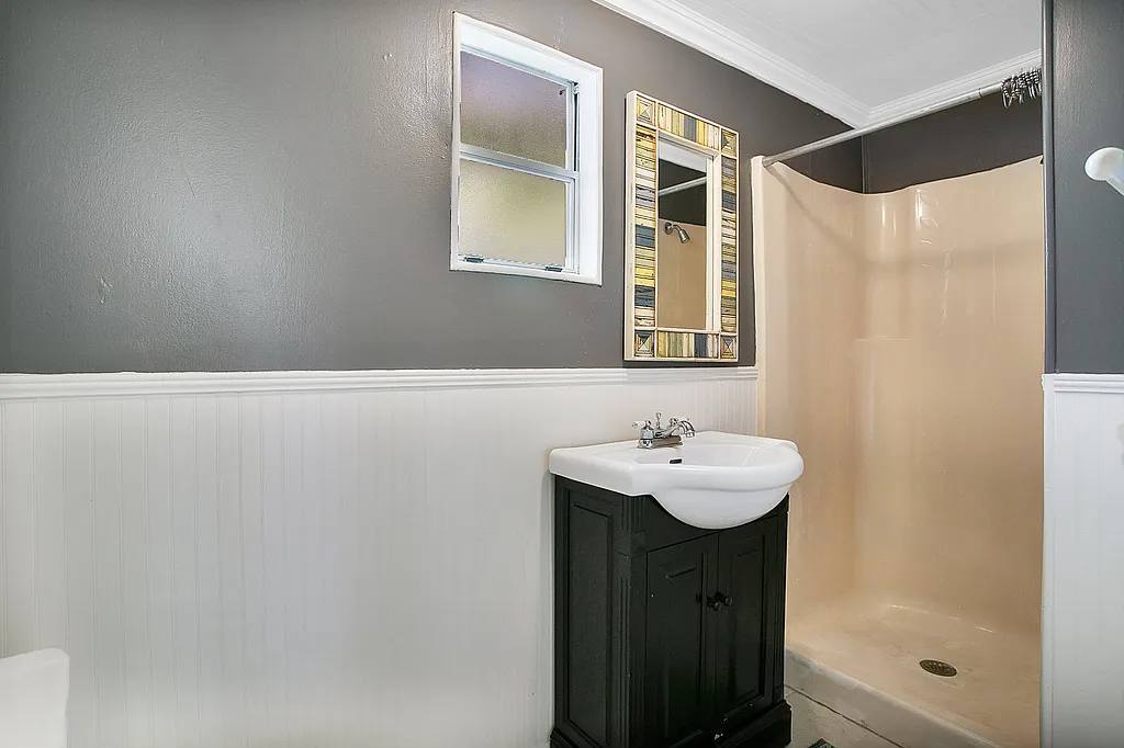 Building Photo - 4366 Shorecrest Dr