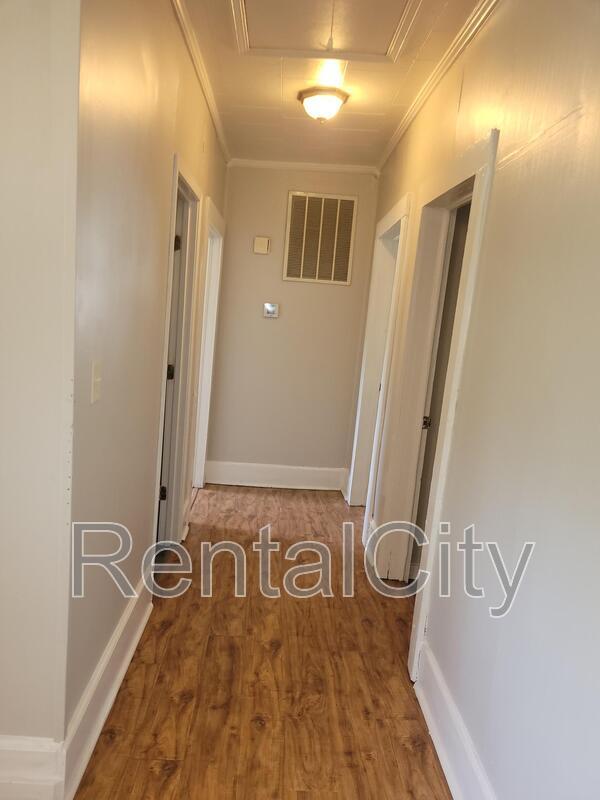 Building Photo - 322 Mcknight St