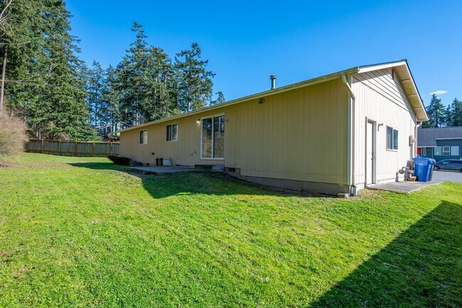 Building Photo - 3 Bed 2 Bath House with all new flooring!