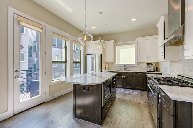 Building Photo - 2661 Fountain Key Blvd