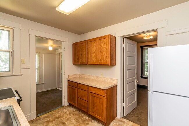 Building Photo - 831 Brookwood Pl