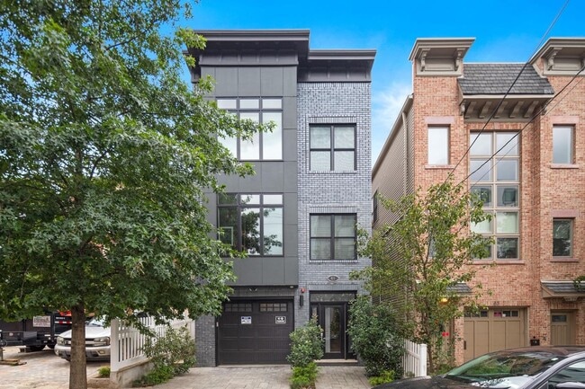 Building Photo - 61 Bleecker St