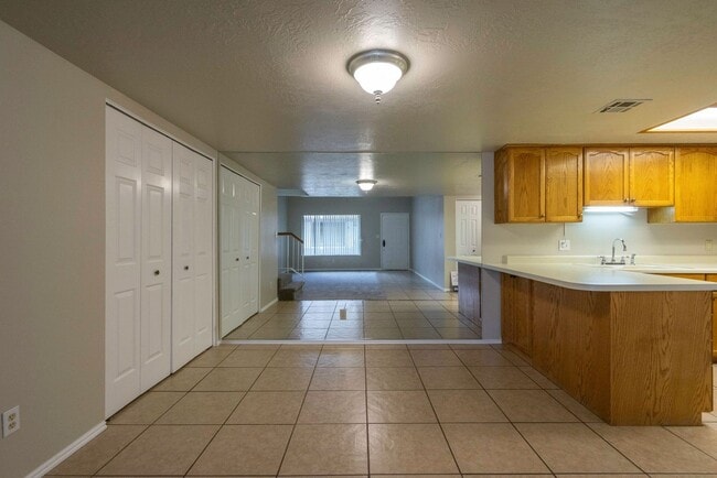 Building Photo - Spacious Updated Townhome in Downtown St. ...