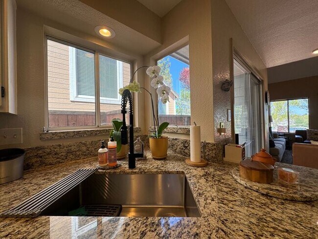 Building Photo - 13th Fairway Views at Lakeridge Golf Course, 3 bed / 2.5 bath! Available Now!