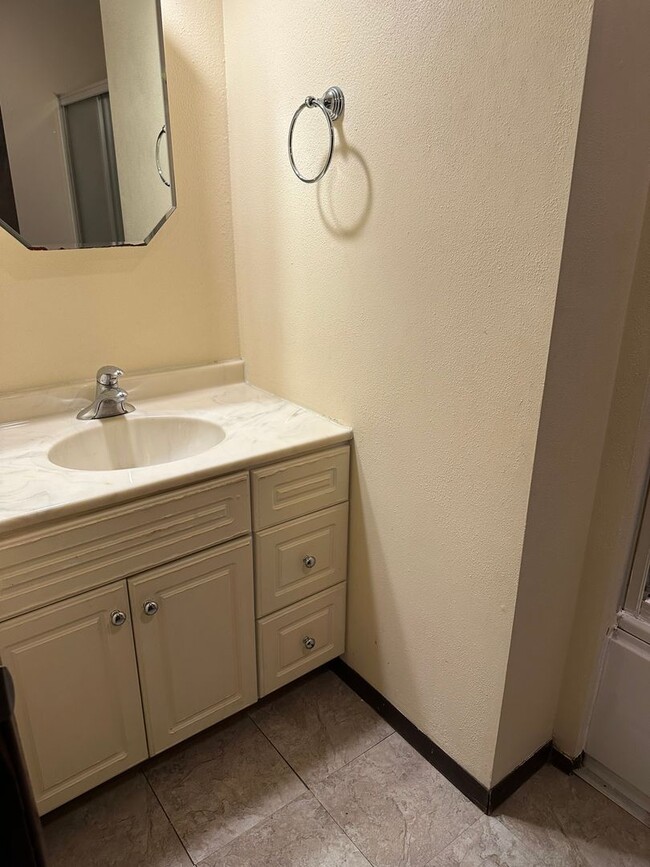 Building Photo - Spacious 3 BR/2 BA in nice north-side culdesac!