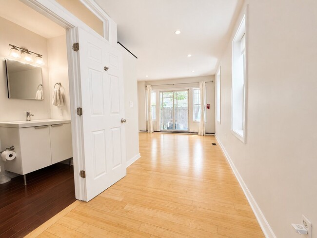 Building Photo - Bright Bi-Level 1 Bedroom with Finished Basement & Private Backyard in Graduate Hospital