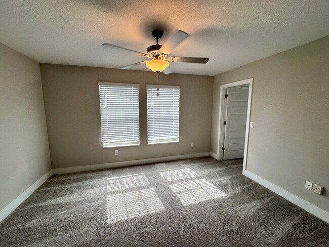 Building Photo - "Spacious 4-Bed Home with Granite Countert...