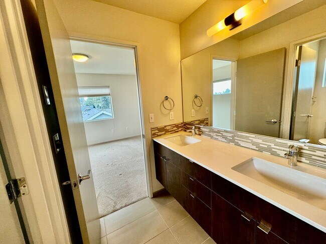 Building Photo - Location! Location! Modern 3 bed, 2.5 bath, Townhome near Greenlake!