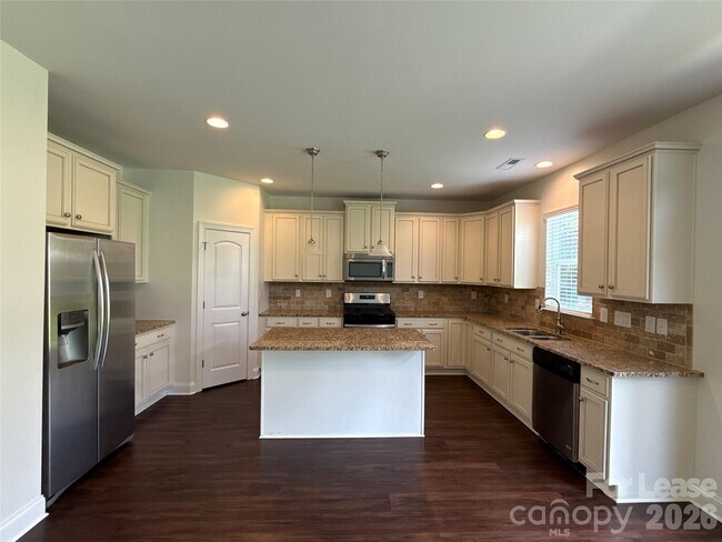Building Photo - 1019 Dunhill Ln