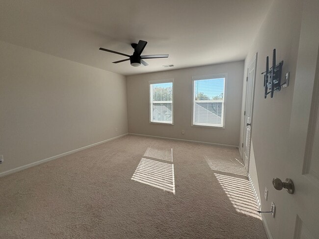 Building Photo - Spacious Townhome Available Now!