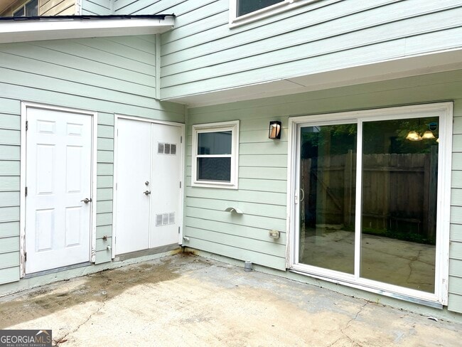 Building Photo - 696 Redland Dr