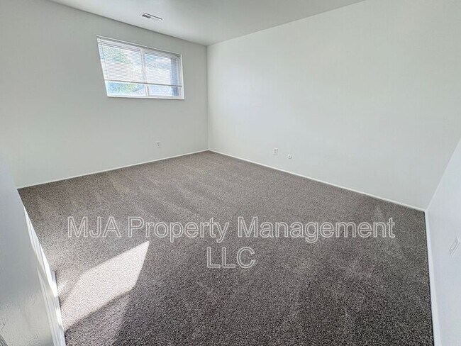 Building Photo - 2523 S Lakecrest Dr