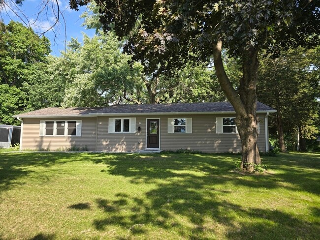Primary Photo - 4 Acorn Ln