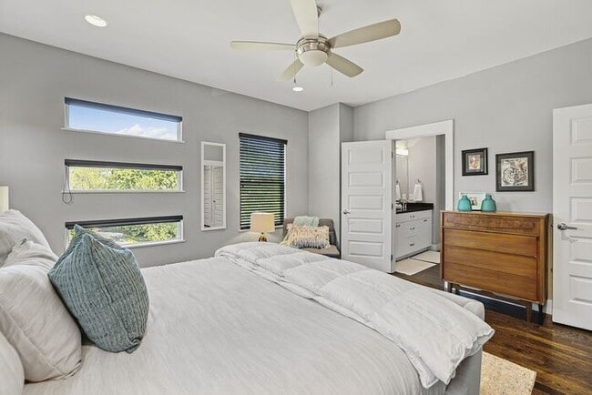 Building Photo - Completely furnished 4BR/2.5BA with fully ...