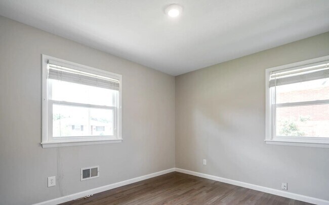 Building Photo - Welcome home to this updated bright and sp...