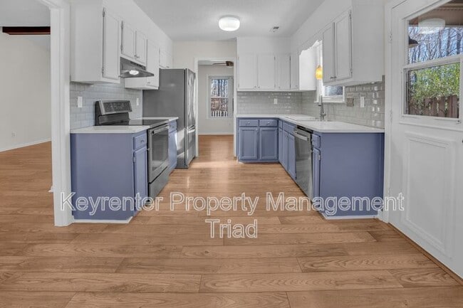 Building Photo - 5110 N Oaks Dr