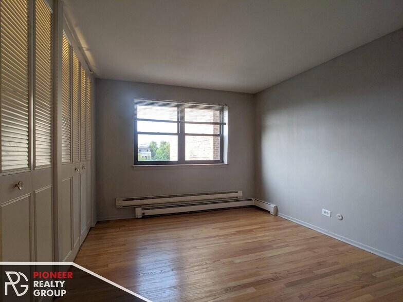 Building Photo - 665 W Wrightwood Ave