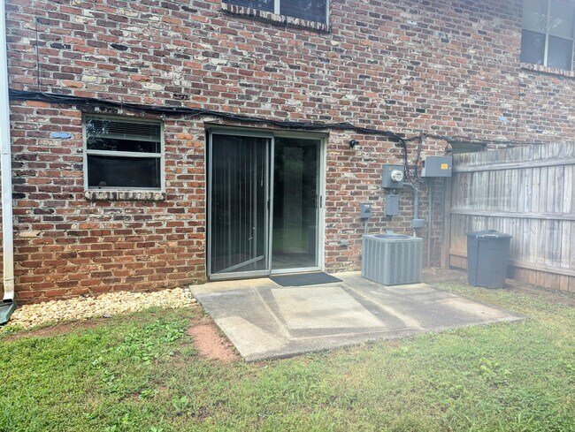 Building Photo - 110 Stone Tree Dr