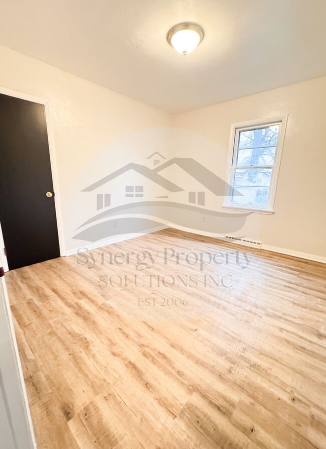 Building Photo - Crestline Home Available Now